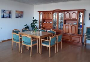 Esszimmer mit Holzmöbeln