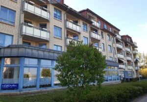 Fassade eines mehrstöckigen Wohn- oder Bürogebäudes