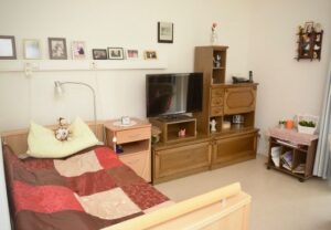 Ein gemütlich eingerichtetes Zimmer in einer Pflegeeinrichtung