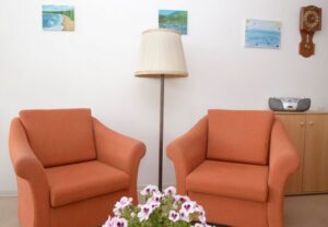 Zwei orangefarbene Sessel in einem Raum