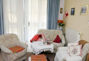 Gemütlich eingerichtetes Wohnzimmer mit Sesseln und Tisch