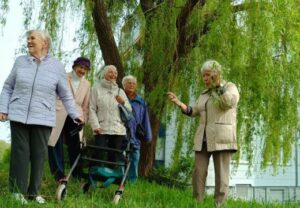 Eine Gruppe älterer Frauen im Freien
