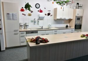 Moderne Küche mit Holzarbeitsfläche und weißen Schränken