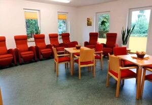 Innenraum mit roten Stühlen und Tischen