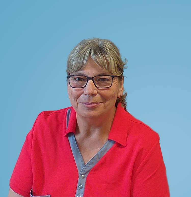 Eine Frau in rotem Hemd vor blauem Hintergrund