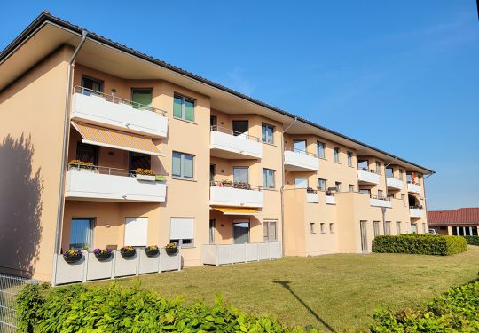 Mehrstöckiges Wohngebäude mit Balkonen