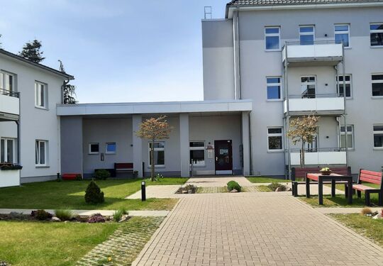 Ansicht eines modernen Gebäudekomplexes bei Tageslicht.