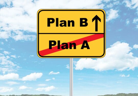 Verkehrsschild mit den Aufschriften 'Plan B' und 'Plan A', letzteres durchgestrichen, vor blauem Himmel.
