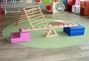 Innenansicht eines Spielzimmers mit Gymnastikspielgeräten