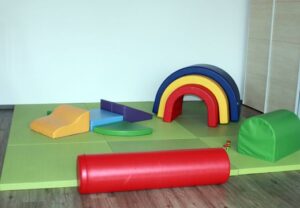 Bunte Spielgeräte in einem Kinderraum
