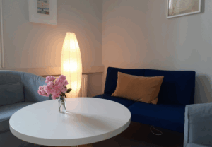 Wohnzimmer mit Sofa, Tisch und Lampe