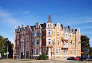 Historisches Gebäude an einer Straßenecke