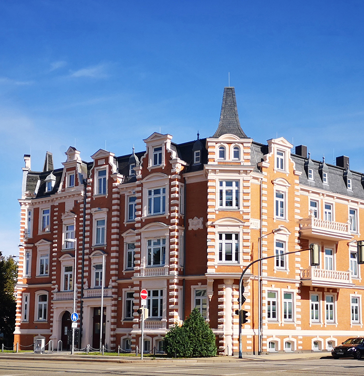 Fassadenansicht eines großen, historischen Gebäudes