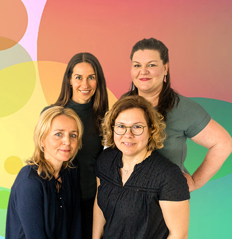 Vier Frauen vor einem bunten Hintergrund