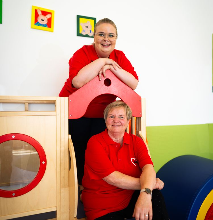 Zwei Personen in einer Kindertagesstätte