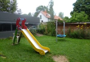 Spielplatz mit Rutsche und Schaukel