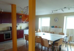 Innenansicht eines Gemeinschaftsraums mit Küche