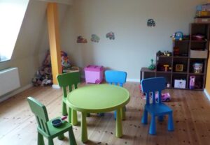 Spielzimmer mit bunten Möbeln