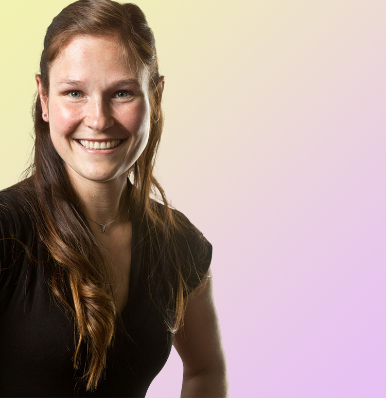 Portrait einer lächelnden Frau vor einem pastellfarbenen Hintergrund.