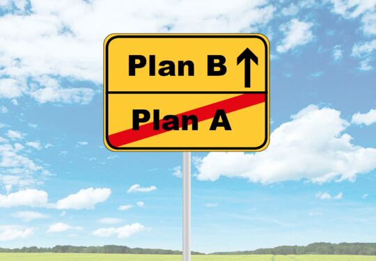 Verkehrsschild mit den Aufschriften Plan A durchgestrichen und Plan B mit einem Pfeil nach oben