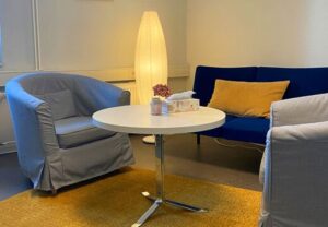 Gemütliches Sitzarrangement in einem Raum