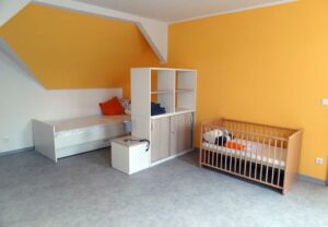 Kinderzimmer mit gelber Wand und Möbeln