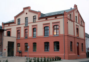 Gebäude der AWO mit rötlicher Fassade und großen Fenstern