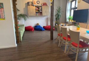 Gemütlicher Gemeinschaftsraum in einem sozialen Zentrum