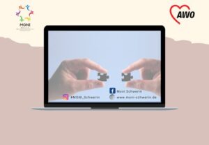 Bild mit Händen, die Puzzleteile zusammenfügen auf einem Laptop-Monitor.