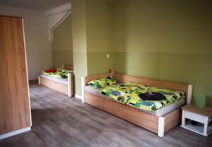 Ein einfach eingerichtetes Schlafzimmer mit zwei Einzelbetten.