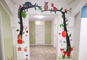 Kinderzimmer mit Wandmalerei von Tieren