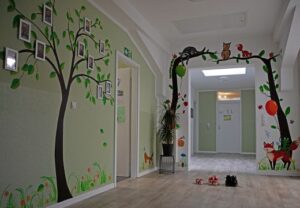 Flur mit Wandmalereien in einer Kindereinrichtung