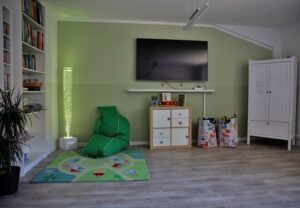 Kinderzimmer mit Fernseher