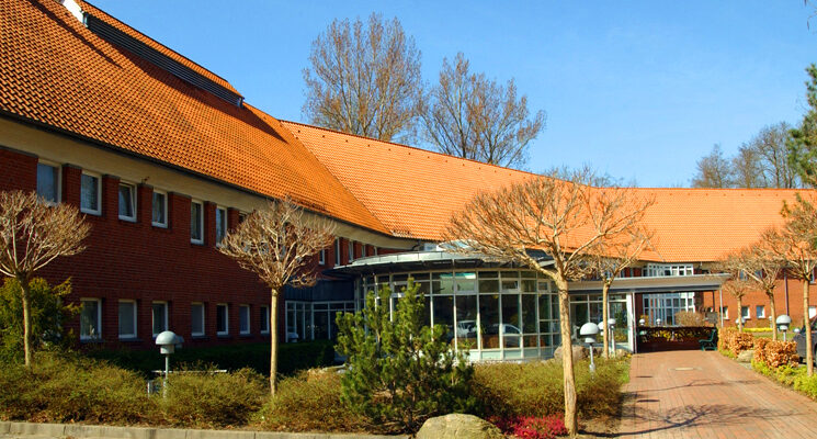 Gebäude mit rotem Ziegeldach und Glasfront