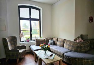 Gemütliches Wohnzimmer mit Sofa und Sessel
