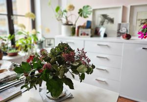 Büro mit Blumenarrangement