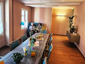 Innenraum eines Gemeinschaftsraums mit Tisch und Dekoration