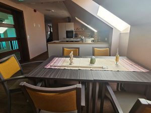 Innenansicht eines modernen Essbereichs mit Tisch und Stühlen.