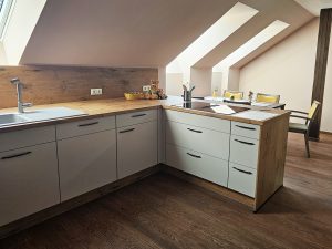 Innenansicht einer modernen Küche unter der Schräge.