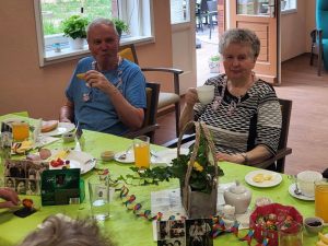 Zwei Senioren am Tisch bei Kaffee und Snacks