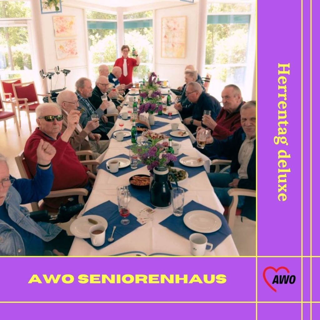 Eine Gruppe älterer Männer sitzt an einem Tisch, hebt Gläser und feiert. Eine Person steht am Ende des Tisches mit einer Flasche in der Hand.
