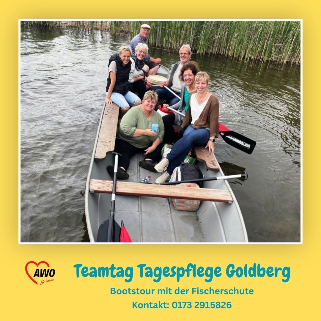 Eine Gruppe von Personen sitzt in einem Boot auf einem See, umgeben von Schilf. Sie lächeln und genießen offenbar eine Bootstour.