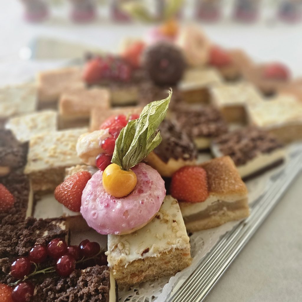 Platte mit verschiedenen Kuchenst&uuml;cken und Desserts