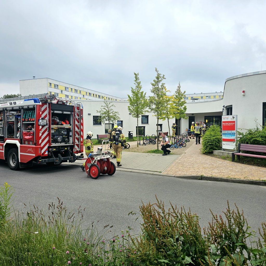 Brandschutzübung vor einem Gebäude