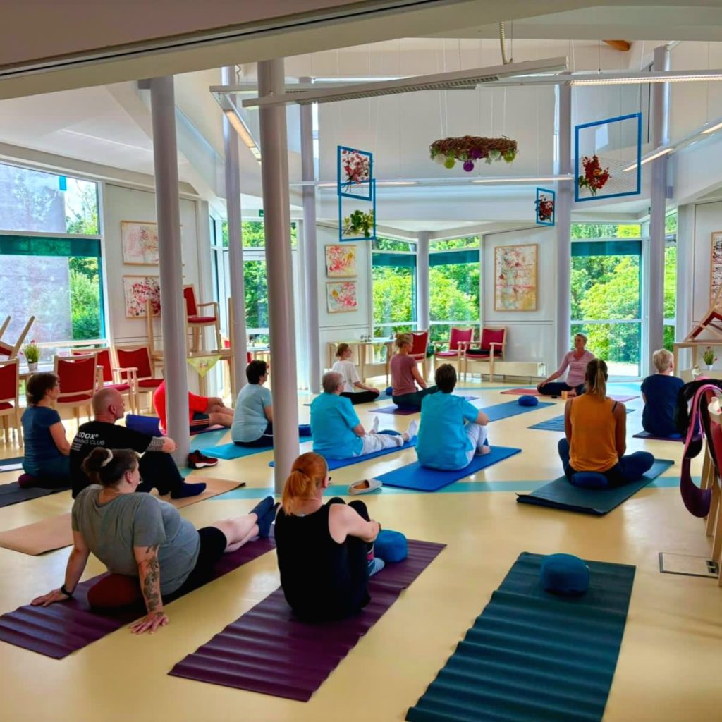 Personengruppe in einem Yoga-Kurs
