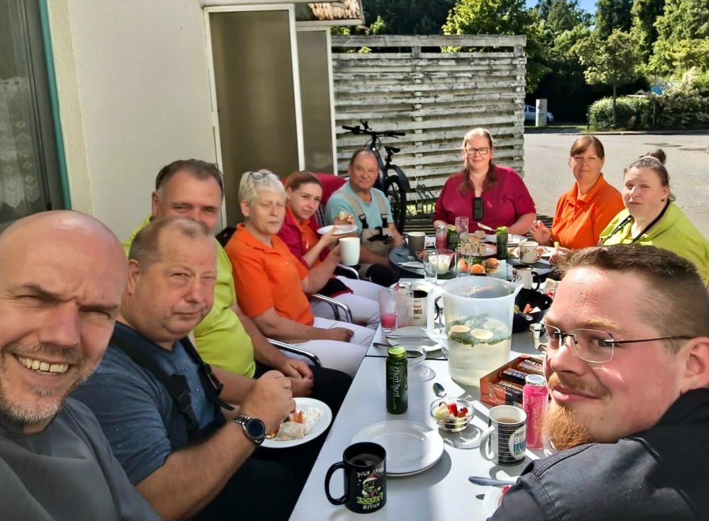 Gruppe von Menschen bei einem Treffen im Freien