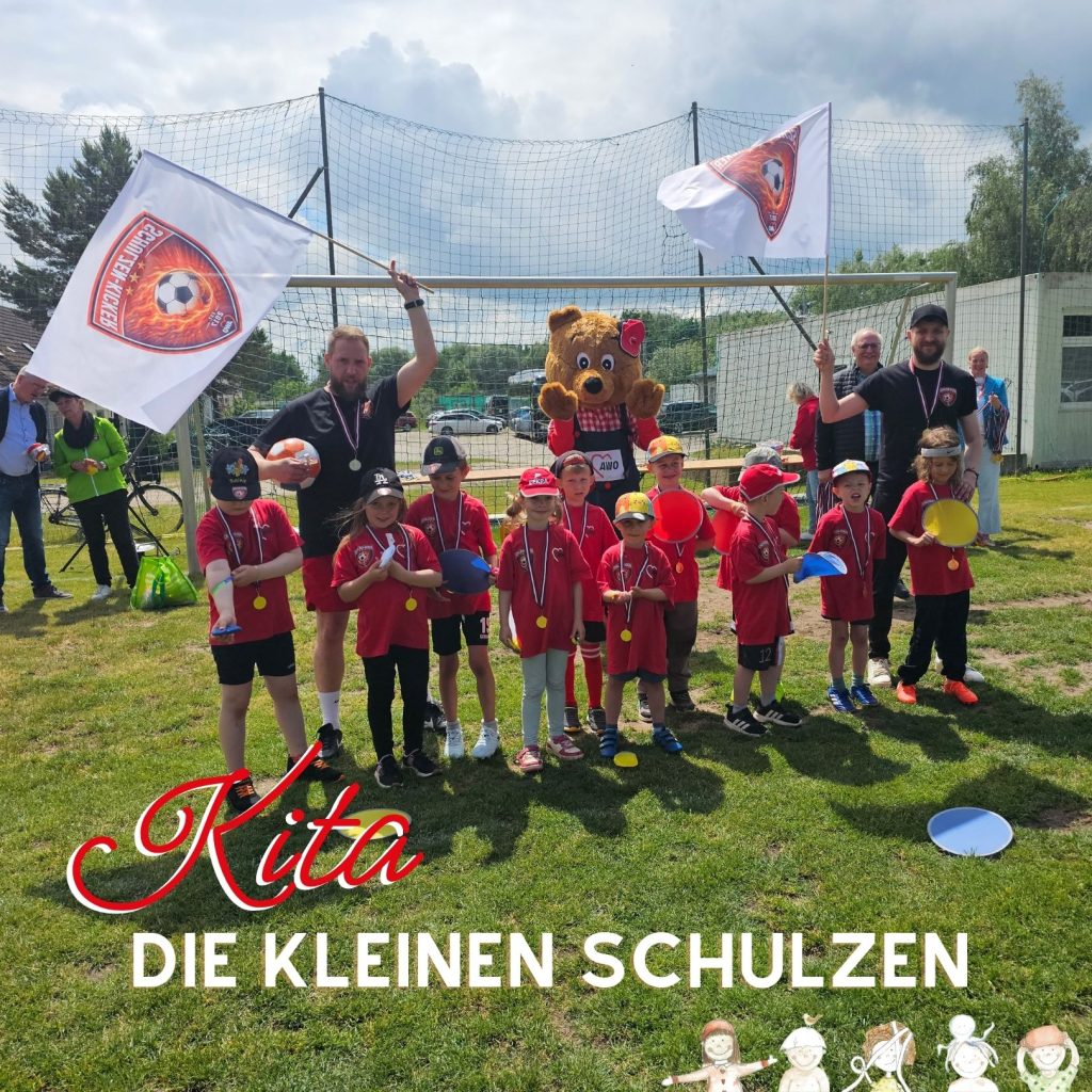 Kindergruppe bei einem Sportfest mit AWO-Flaggen.