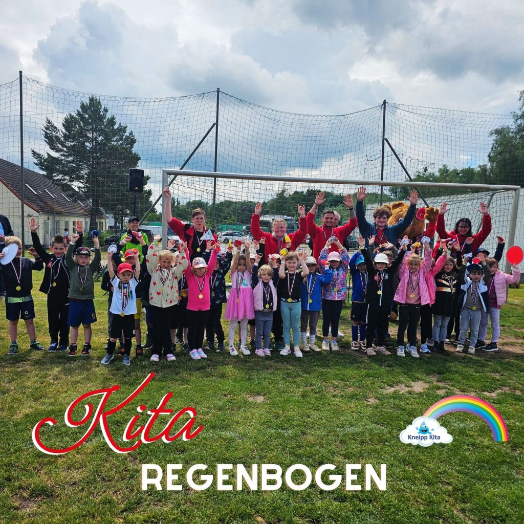 Gruppe von Kindern und Erwachsenen auf einem Fu&szlig;ballfeld beim Fest.