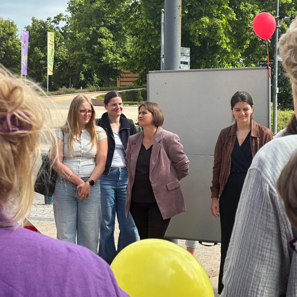 Gruppe von Menschen bei einer Veranstaltung im Freien
