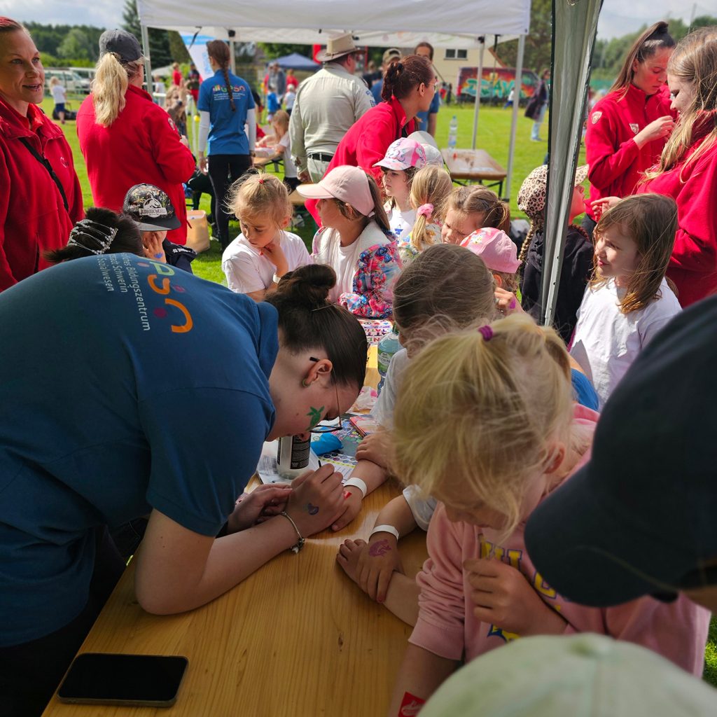 AWO-Event mit Kindern und Freiwilligen.